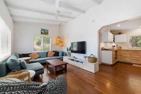 Peaceful And Renovated Original Beach House With Sweeping Views Of Gracetown - Accommodation Port Macquarie 3