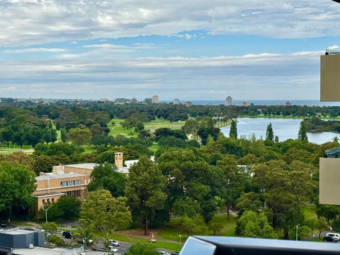 Panoramic View - Albert Park Lake & Shrine Views - Accommodation Port Macquarie 0