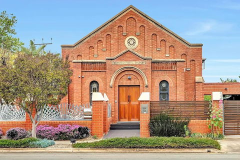 Parish Court - A Unique Contemporary Conversion - Accommodation Port Macquarie 1