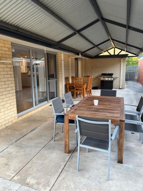 Parkside Pool Home In Aubin Grove - Accommodation Port Macquarie 3