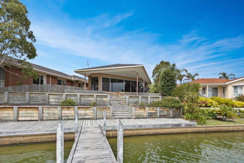 Pelican Brief - Accommodation Port Macquarie 0