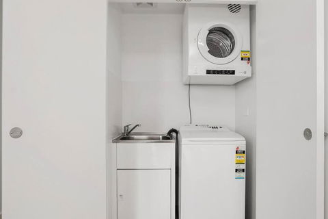 Perfect Large One Bedroom Plus Study - ALB09518 - Accommodation Port Macquarie 3