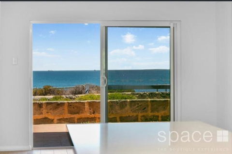 Perfect Oceanfront Cottesloe Apartment - Accommodation Port Macquarie 2