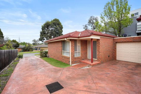 Perfectly Located Townhouse In Heart Of Ringwood - Accommodation Port Macquarie 0