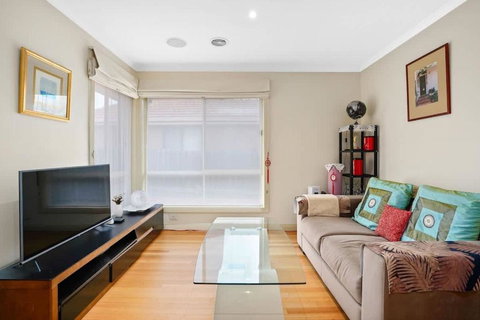 Perfectly Located Townhouse In Heart Of Ringwood - Accommodation Port Macquarie 1