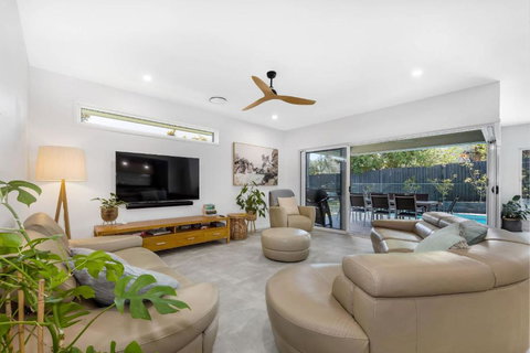 Pet Friendly Holiday Home With Pool On Alex - Accommodation Port Macquarie 2