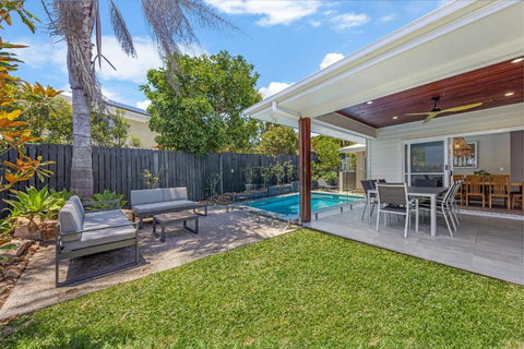 Pet Friendly Holiday Home With Pool On Alex - Accommodation Port Macquarie 3