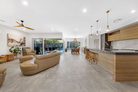 Pet Friendly Holiday Home With Pool On Alex - Accommodation Port Macquarie 0