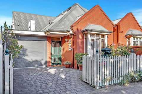 Picket Fence Cottage - Steps From Adelaide Oval - Accommodation Port Macquarie 0