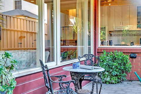 Picket Fence Cottage - Steps From Adelaide Oval - Accommodation Port Macquarie 1
