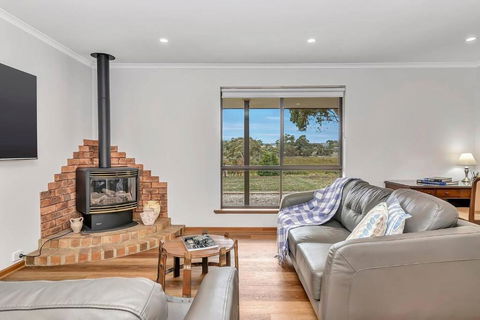 Picturesque Vineyard Farmhouse Nestled On 40-Acres - Accommodation Port Macquarie 1