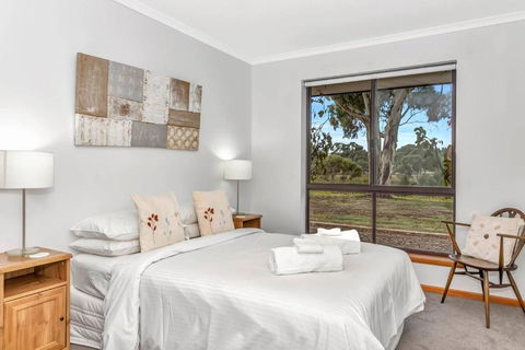 Picturesque Vineyard Farmhouse Nestled On 40-Acres - Accommodation Port Macquarie 2