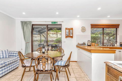 Picturesque Vineyard Farmhouse Nestled On 40-Acres - Accommodation Port Macquarie 3