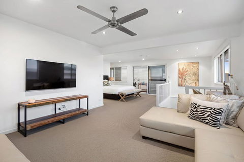 Pool Side Luxury Pet Friendly - Walk To The Beach - Accommodation Port Macquarie 3