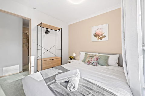 Quaint Queen Room In Pymble - Private Spot - Shared Bathroom - Accommodation Port Macquarie 0