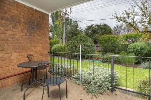 Quiet 2BR Apartment With Garden Views In Griffith - Accommodation Port Macquarie 1