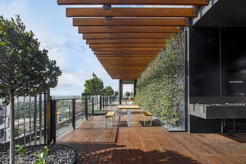 Premium Albert Park Grand Prix Apartment By Ready Set Host - Accommodation Port Macquarie 3