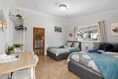Quadruple Ensuite Room - Nearby Stations & Shops - Accommodation Port Macquarie 0