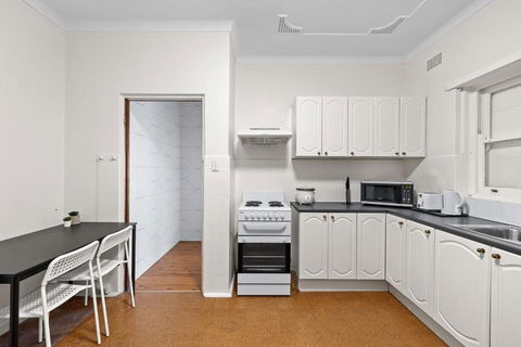 Quadruple Room - Near Transport & Shops - Shared Bathroom - Accommodation Port Macquarie 3