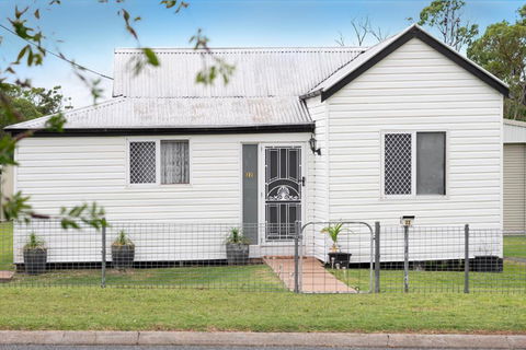 Quaint 2 Bedroom Fully Furnished Cottage - Accommodation Port Macquarie 0