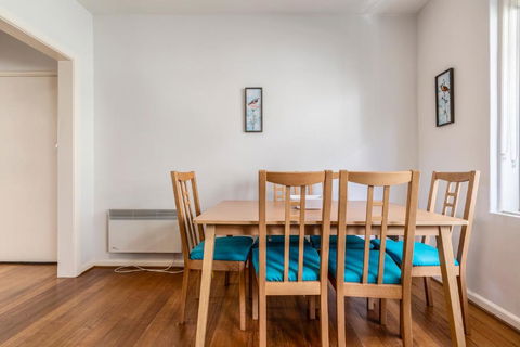 Quaint & Homey Ripponlea Flat - Accommodation Port Macquarie 3