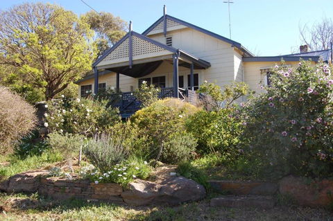 Quaint Cottage Nestled Amongst The Trees - Accommodation Port Macquarie 0