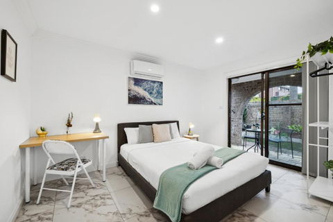 Quaint Double Room - Centrally Located At Glenfield - Shared Bathroom - Accommodation Port Macquarie 0