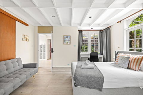 Quaint Queen Room - Convenient Location In Lindfield - Shared Bathroom - Accommodation Port Macquarie 1
