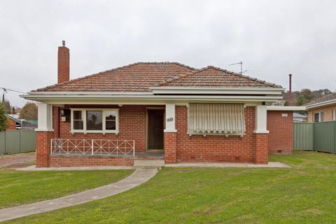 Red Brick Beauty - Central Cottage - Accommodation Port Macquarie 0