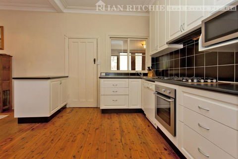 Red Brick Beauty - Central Cottage - Accommodation Port Macquarie 1