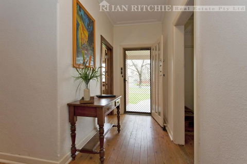 Red Brick Beauty - Central Cottage - Accommodation Port Macquarie 3