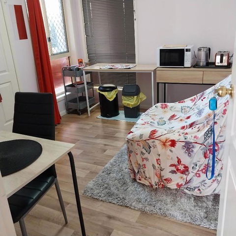 Red Cottage FEMALE ONLY BUDGET STAYS With Bedroom Plus Private Kitchenette Room - Accommodation Port Macquarie 3