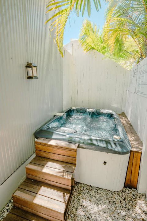 Private Outdoor Spa, Fire Pit, Cinema Room - THE COTTAGE COOLUM BEACH - Accommodation Port Macquarie 0