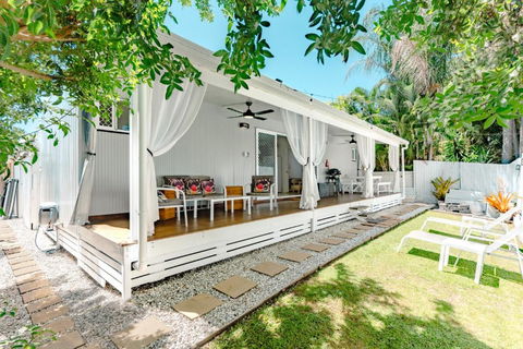 Private Outdoor Spa, Fire Pit, Cinema Room - THE COTTAGE COOLUM BEACH - Accommodation Port Macquarie 2