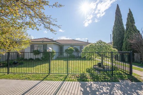 Autumn St - Trendy East Orange - Near CBD - Accommodation Port Macquarie 0