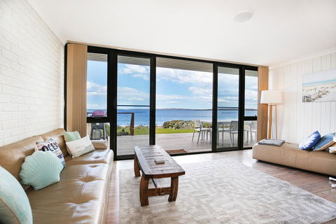 Azure Absolute Beachfront - Pet Friendly - Accommodation Port Macquarie 2