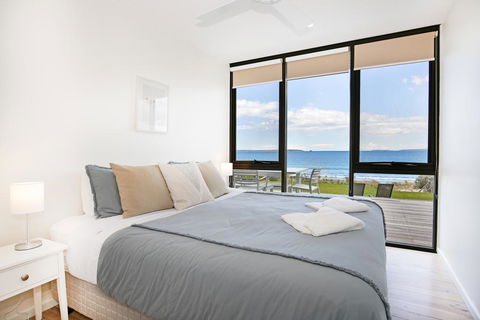 Azure Absolute Beachfront - Pet Friendly - Accommodation Port Macquarie 3