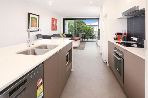 Back Of The Block Bulimba - Executive 3BR Bulimba Apartment With Leafy Outlook - Accommodation Port Macquarie 2