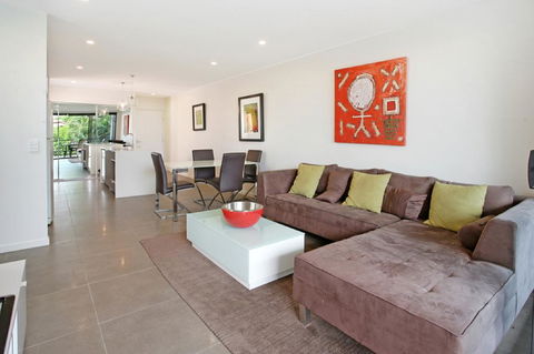Back Of The Block Bulimba - Executive 3BR Bulimba Apartment With Leafy Outlook - Accommodation Port Macquarie 1
