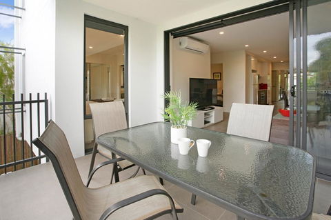 Back Of The Block Bulimba - Executive 3BR Bulimba Apartment With Leafy Outlook - Accommodation Port Macquarie 3