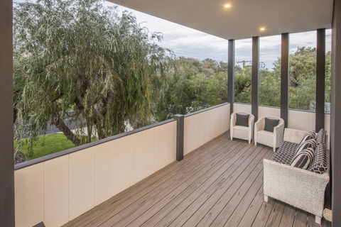 Bay View Retreat - Stunning Ocean Views And 300 Metres To Beach - Accommodation Port Macquarie 3
