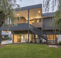 Bay View Retreat - Stunning Ocean Views and 300 metres To Beach - Accommodation Port Macquarie