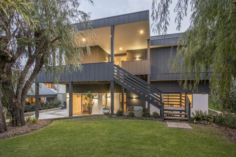 Bay View Retreat - Stunning Ocean Views And 300 Metres To Beach - Accommodation Port Macquarie 0