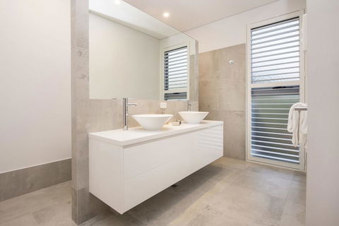 Bay View Retreat - Stunning Ocean Views And 300 Metres To Beach - Accommodation Port Macquarie 2