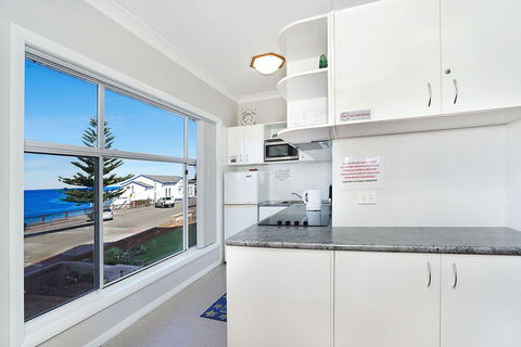 Beachcomer, Unit 1 - The Entrance, NSW - Accommodation Port Macquarie 2