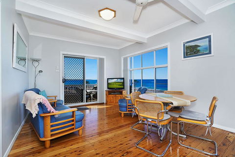 Beachcomer, Unit 1 - The Entrance, NSW - Accommodation Port Macquarie 1