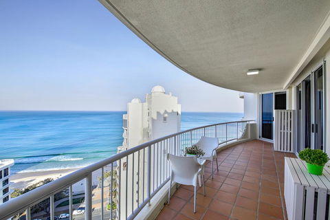 Beachfront Luxury 3 Bedroom In The Heart Of Surfers Paradise - Ocean Views Plus Indoor/outdoor Pool - Accommodation Port Macquarie 3