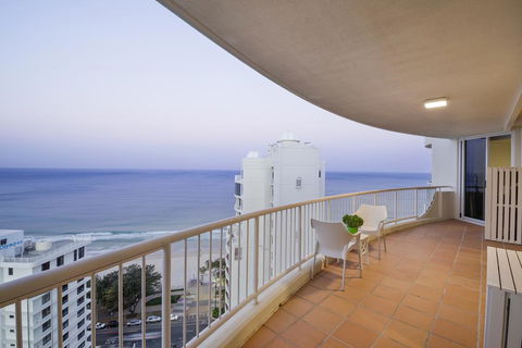 Beachfront Luxury 3 Bedroom In The Heart Of Surfers Paradise - Ocean Views Plus Indoor/outdoor Pool - Accommodation Port Macquarie 2
