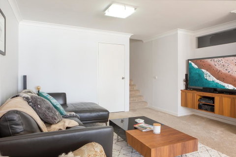 Beachfront Manly Apartment With Parking And Balcony - Accommodation Port Macquarie 3