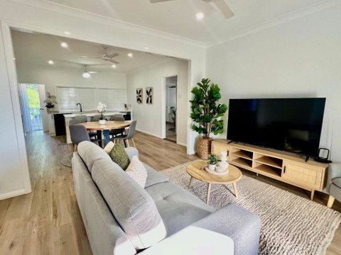 Renovated Queenslander - Upstairs 2km To Stadium - Accommodation Port Macquarie 1